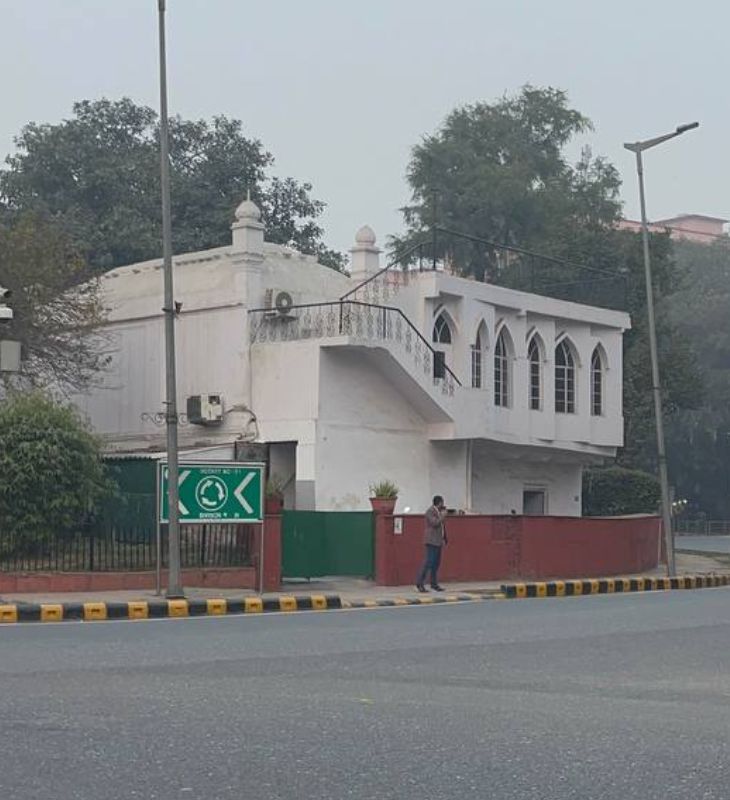 ये दिल्ली की सुनहरी बाग मस्जिद है। इसके एक तरफ उद्योग भवन मेट्रो स्टेशन का गेट और गवर्नमेंट ऑफिस हैं। सुनहरी बाग मस्जिद ऐतिहासिक स्मारक ग्रेड-3 लिस्ट में है और वक्फ बोर्ड की प्रॉपर्टी है।