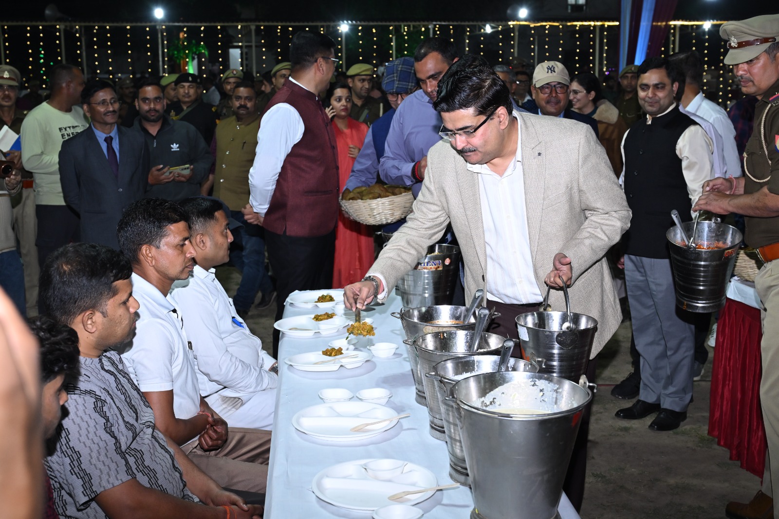 बरेली पुलिस लाइन में सजा सामूहिक भोज का दस्तरखान:  अफसरों ने खुद परोसा खाना, एडीजी डीआईजी और डीएम से लेकर कप्तान तक ने मातहतों के साथ बैठकर किया भोजन – Bareilly News