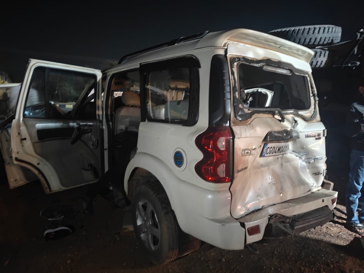 इसी स्कॉर्पियो में सवार चार लोगों की मौत हुई है।