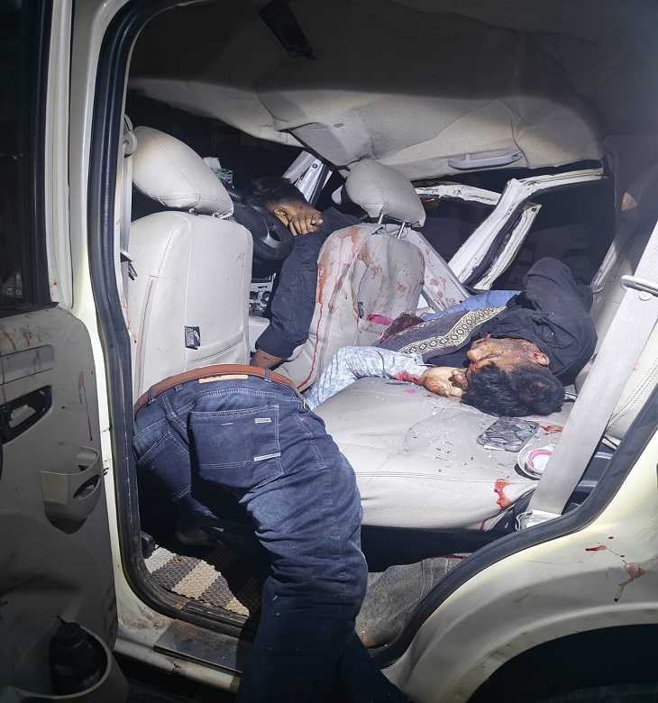 ट्रेलर की टक्कर से स्कॉर्पियो सवार चार लोगों की मौत हो गई, एक की हालत गंभीर है।