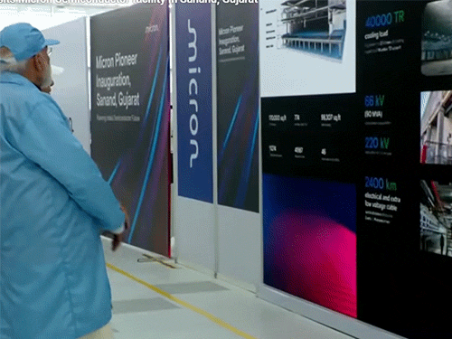 पीएम मोदी को फैक्ट्री के बारे समझाते फैक्ट्री के अधिकारी।