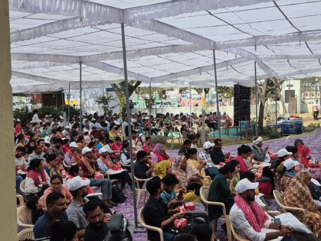 अजमेर कार्यक्रम का सीधा लाइव प्रसारण देखते युवा