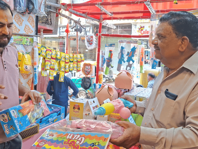 जोधपुर में इन दिनों मार्केट में 100 रुपए से लेकर ₹5000 तक की पिचकारी भी बिकने के लिए आई है।