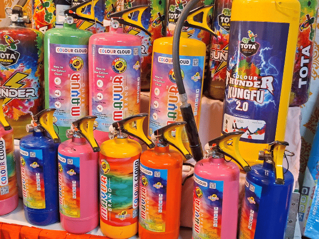 इस बार बाजार में थंडर टैंक आए हैं। जिनमें एक बार गुलाल भरकर घंटो तक होली खेल सकते हैं।