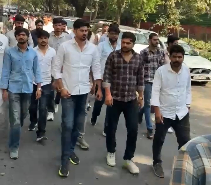 रिजवान खान और झुंझुनूं के प्रतिनिधिमंडल ने वरिष्ठ नेताओं से भी मुलाकात की।