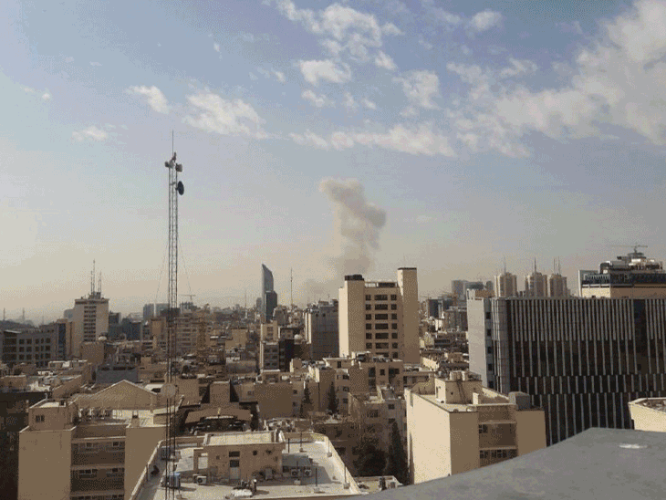 ईरान की राजधानी तेहरान में आसमान में धुएं का गुबार उठता नजर आया।