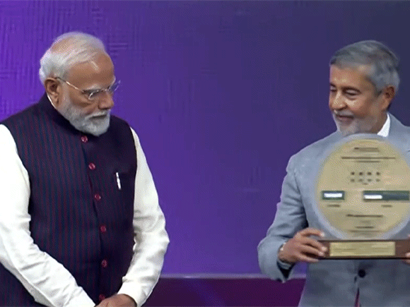 कंपनी के मालिक ने पीएम मोदी को सम्मानित किया।