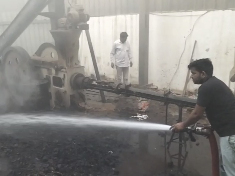 दमकल कर्मियों ने कड़ी मशक्कत से आग पर पाया काबू।