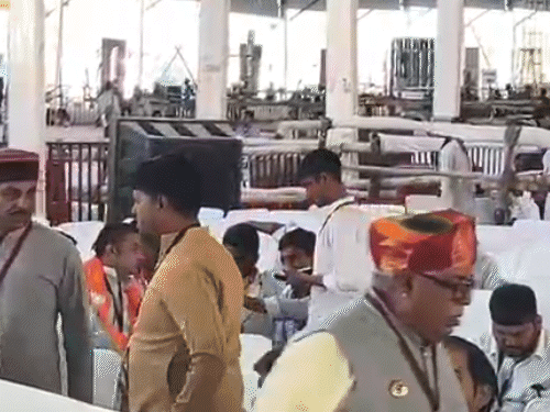 PM नरेंद्र मोदी के आने से पहले सभास्थल की व्यवस्थाओं को बनाने में अधिकारियों के साथ ही भाजपा से जुड़े नेता लगे रहे।