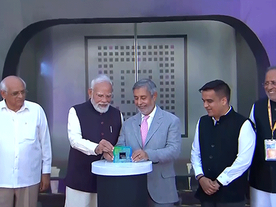 पीएम मोदी ने गुजरात के साणंद में सेमिकंडक्टर फैक्ट्री का उद्घाटन किया।