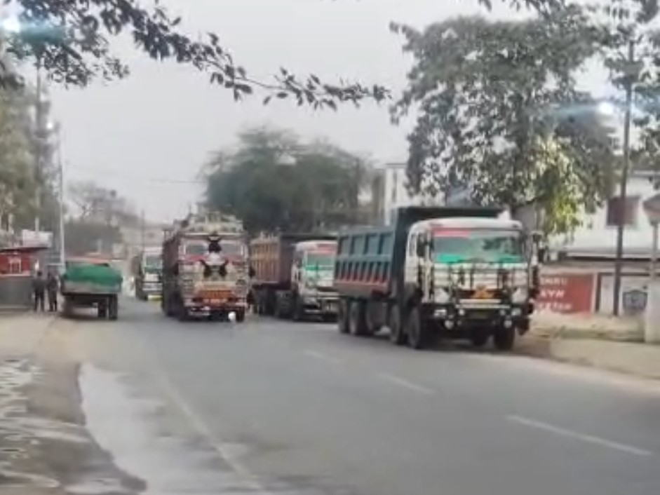 सड़क पर खड़े ट्रक।