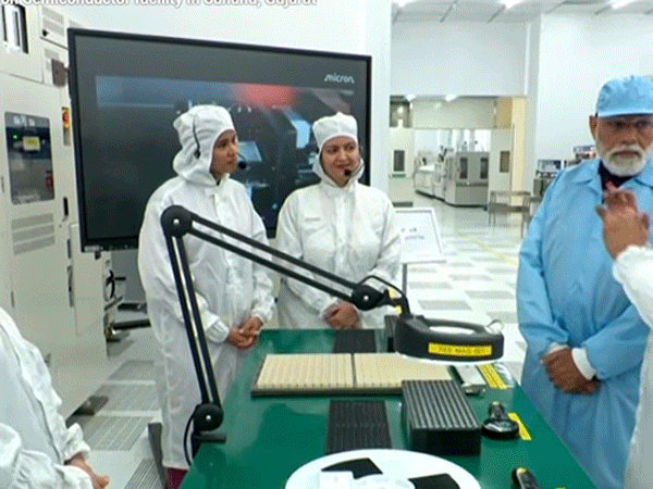 पीएम मोदी ने फैक्ट्री में मौजूद लोगों से बात की।