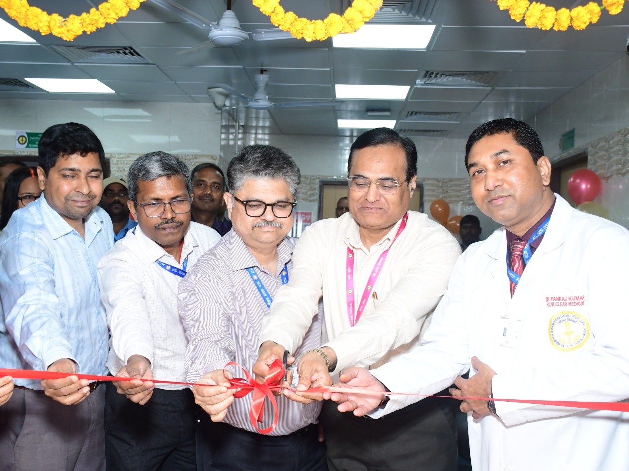 SPECT-CT गामा कैमरे का शुभारंभ करते अतिथि और चिकित्सा विशेषज्ञ।