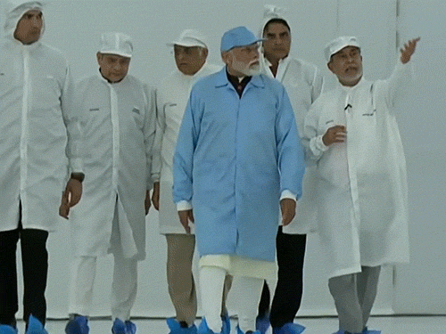 पीएम मोदी ने फैक्ट्री के बारे में जानकारी ली।