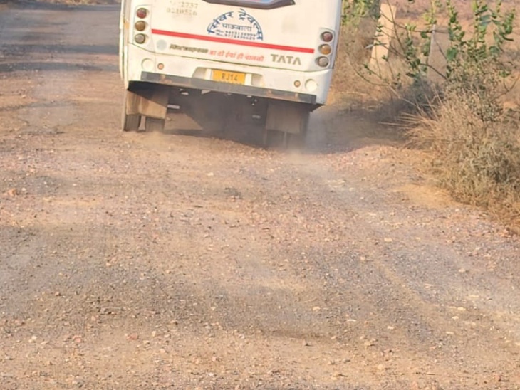 टूटी सड़कों की वजह से आए दिन हादसे हो रहें हैं और गाड़ियों को भी काफी नुकसान पहुंच रहा है।