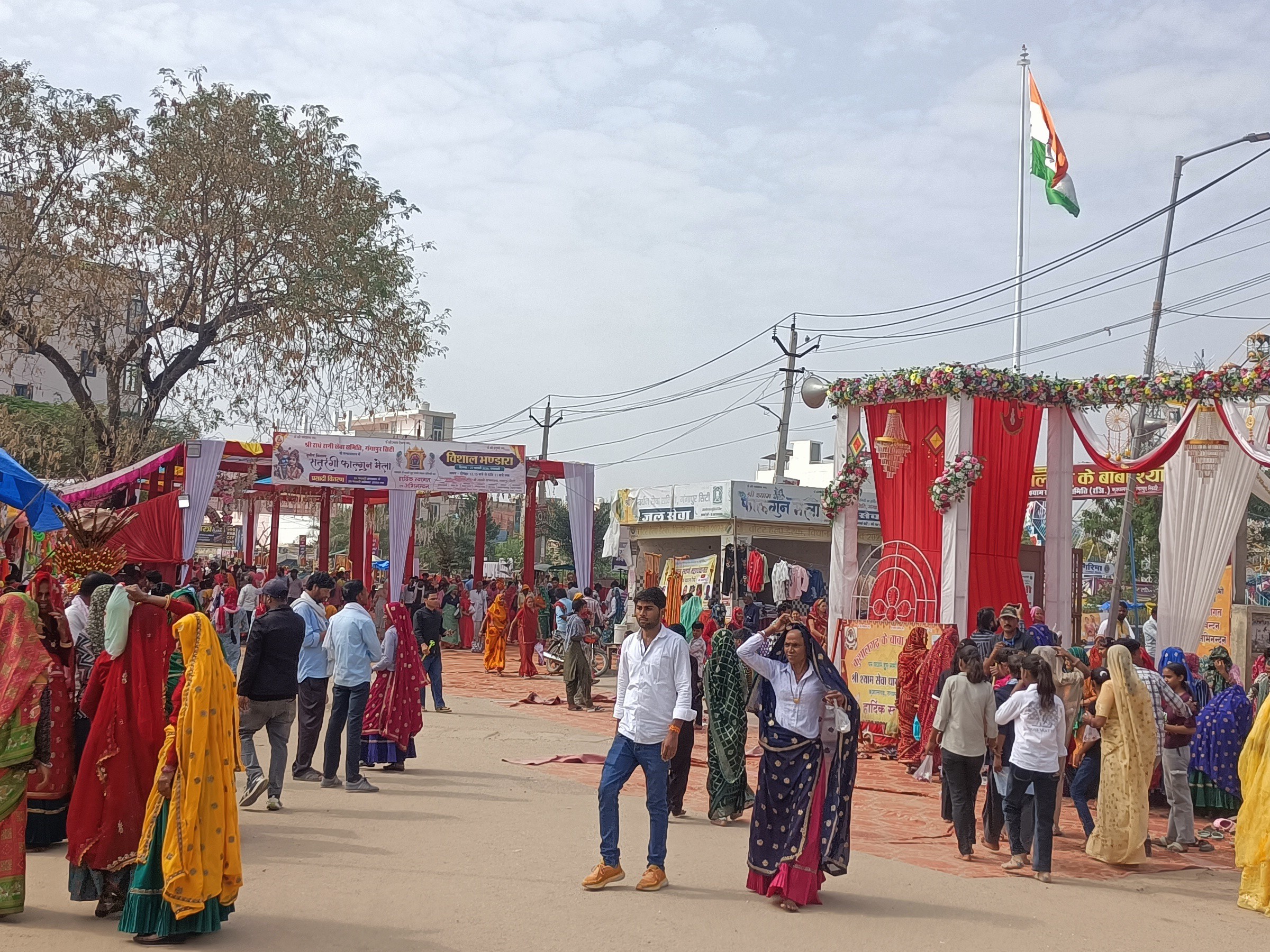 फाल्गुन सतरंगी मेले में खरीदारी करते दिखे लोग।