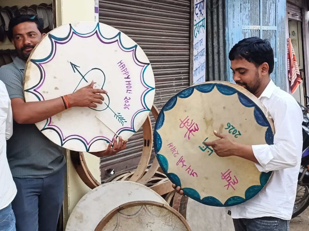 चंग-ढप खरीदते लोग