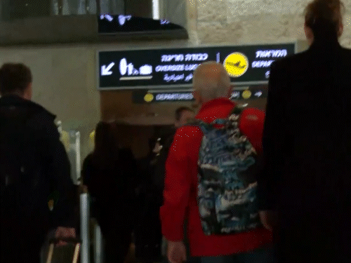 तेल अवीव में सायरन दोबारा बजने के बाद एयरपोर्ट्स से यात्रियों को सुरक्षित जगह पर ले जाया जा रहा है। सभी फ्लाइट्स कैंसिल कर दी गई हैं।