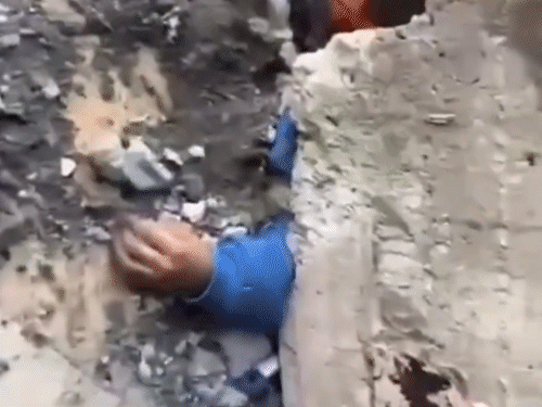 इजराइल के हमले से ईरान में कई लोग इमारतों के मलबे के नीचे आ गए है। मलबे में दबे लोगों को रैस्क्यू किया जा रहा है।