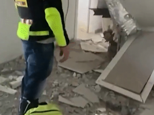 उत्तरी इजराइल में एक घर पर मिसाइल गिरने के बाद की तस्वीर।