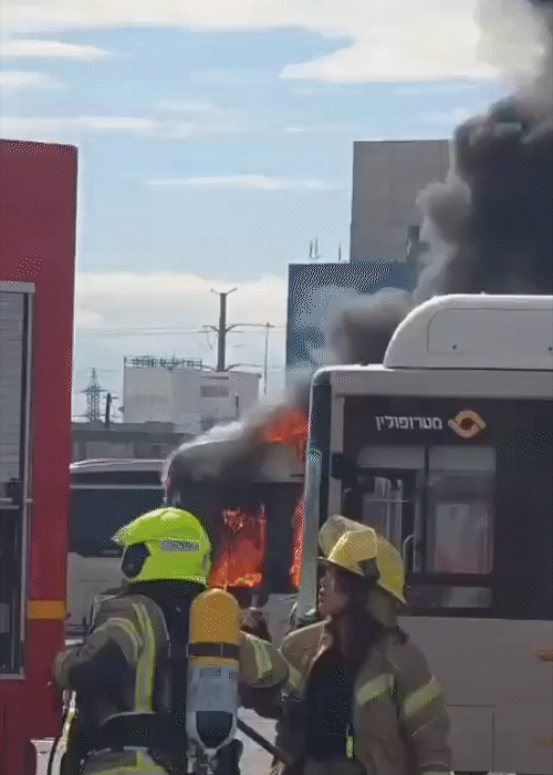 ईरानी मिसाइलों के हमलों से इजराइल के हुला ट्रांसफर स्टेशन में आग लगी।