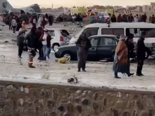 लोगों को हटाने के लिए पुलिस को पानी की बौछार और आंसू गैस का इस्तेमाल करना पड़ा।