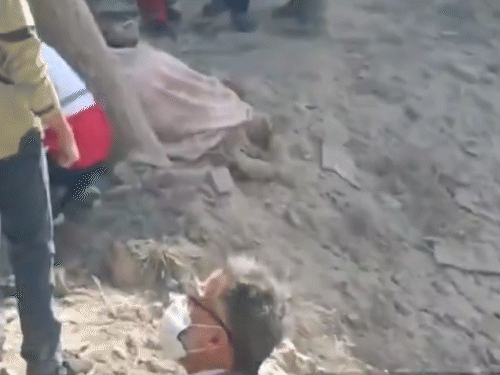 तेहरान में रेस्क्यू ऑपरेशन जारी है, तबाह इमारतों में दबे हुए लोगों को निकाला जा रहा है।