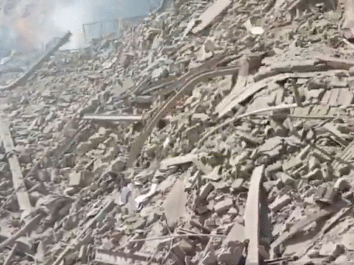 तेहरान में इजराइली हमले के बाद कई सरकारी इमारतें पूरी तरह तबाह हो गई है।