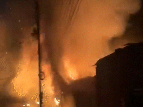 आग बेकाबू हो चुकी थी और पूरे क्षेत्र में धुएं फैल गया था।