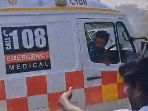 घायलों को एंबुलेंस से नजदीकी अस्पताल भेजा जा रहा है।