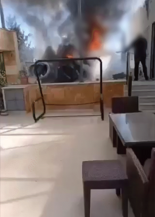 ईरान ने जॉर्डन में अमेरिकी बेस को निशाना बनाया, इस दौरान एक घर पर रॉकेट गिरा।