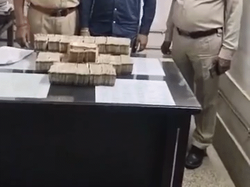 पुलिस ने युवक के पास से 75 लाख रुपए कैश बरामद किया है।
