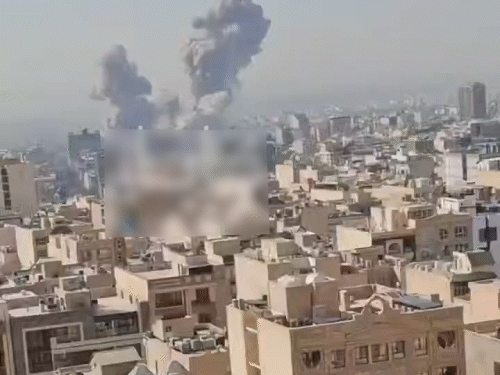 ईरान में तेहरान समेत कई शहरों में धमाके सुने गए हैं और हवाई हमलों के सायरन बज रहे हैं।