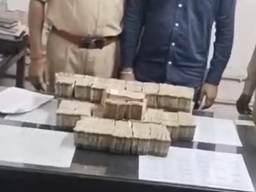 रायपुर में हवाले का 75 लाख कैश पकड़ाया है। आयकर विभाग इसकी जांच कर रही है। - Dainik Bhaskar