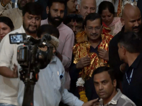 मंदिर में पूजा करने के बाद बाहर आते अरविंद केजरीवाल। उनकी पत्नी सुनीता भी साथ रहीं।