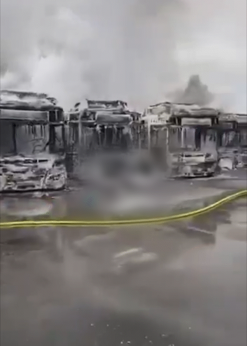 ईरान की जवाबी कार्रवाई के चलते इजराइल में कई बसे जल गईं।