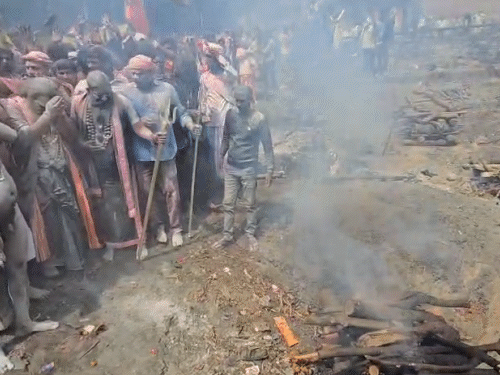 नागा संन्यासी जलती चिता के बुझने का इंतजार करते दिखाई दिए। बुझने के बाद इसी राख से होली खेली।