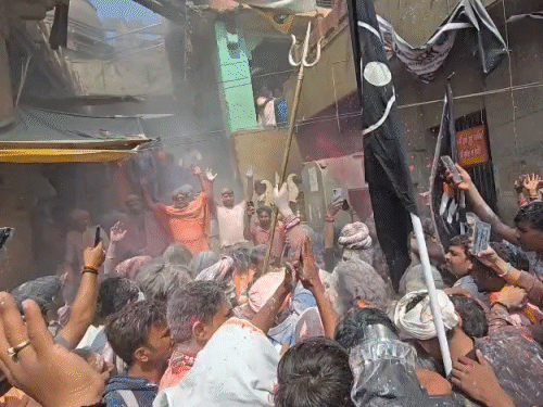 नागा संन्यासियों ने त्रिशूल लहराकर नमः पार्वती…हर-हर महादेव और बम-बम भोले के जयकारे लगाए।