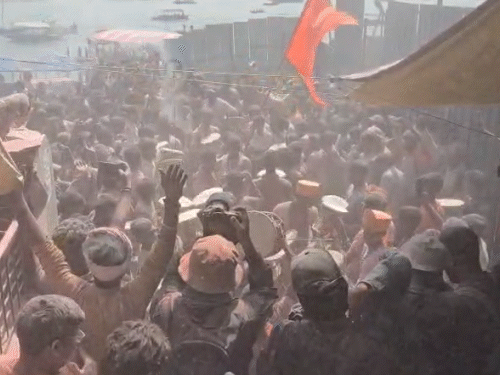 घाट की गलियों में जबदस्त भीड़ है। हर तरफ चिता भस्म उड़ रही है। डमरू की धुन से पूरा घाट गूंज रहा है।