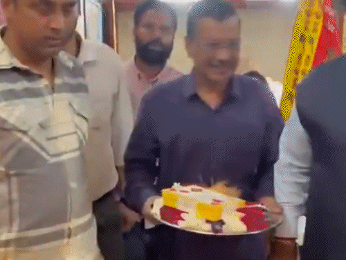 अरविंद केजरीवाल हाथ में पूजा की थाली और उनकी पत्नी सुनीता झंडा लिए मंदिर में दाखिल हुए।