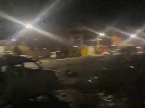 खराब मौसम के कारण प्लेन रनवे से फिसल कर पास के सड़क पर जा गिरा।