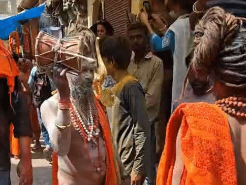 चिता भस्म से लिपटे नागा संन्यासी डमरू बजाते हुए नजर आए।