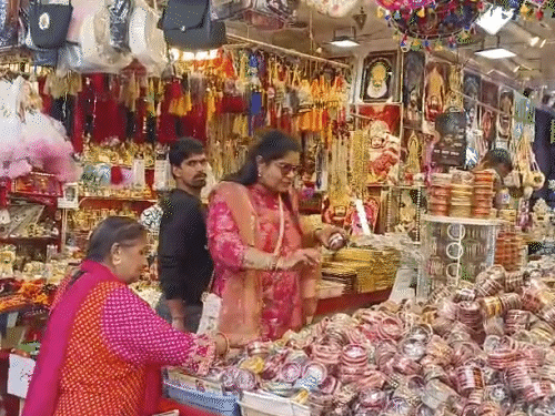 व्यापारियों का कहना है कि इस बार भक्तों की संख्या बहुत कम रही। इसके कारण व्यापार पर प्रभाव पड़ा है।