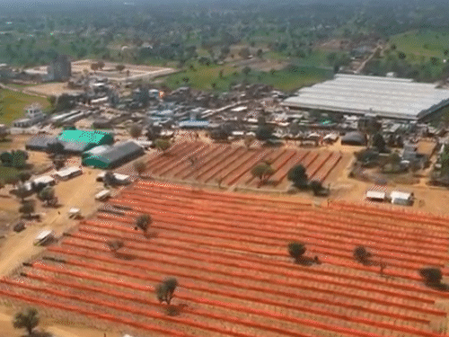 मेले में इस बार चारण खेत के जिगजैग नहीं खुली है।