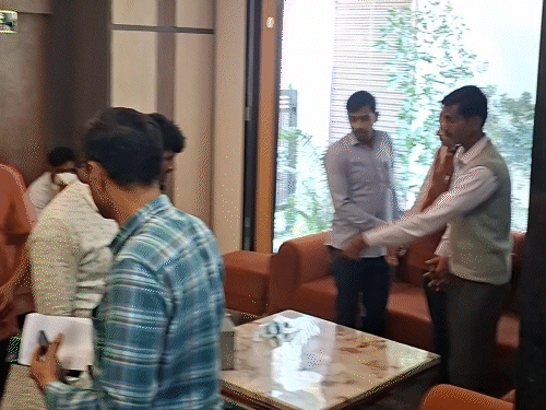 सीकर के होटल से हेड कॉन्स्टेबल को गिरफ्तार किया गया।