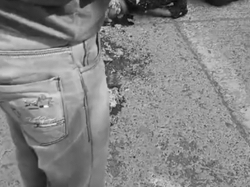 दोनों के मांस के टुकड़े रोड पर बिखरे दिखे।