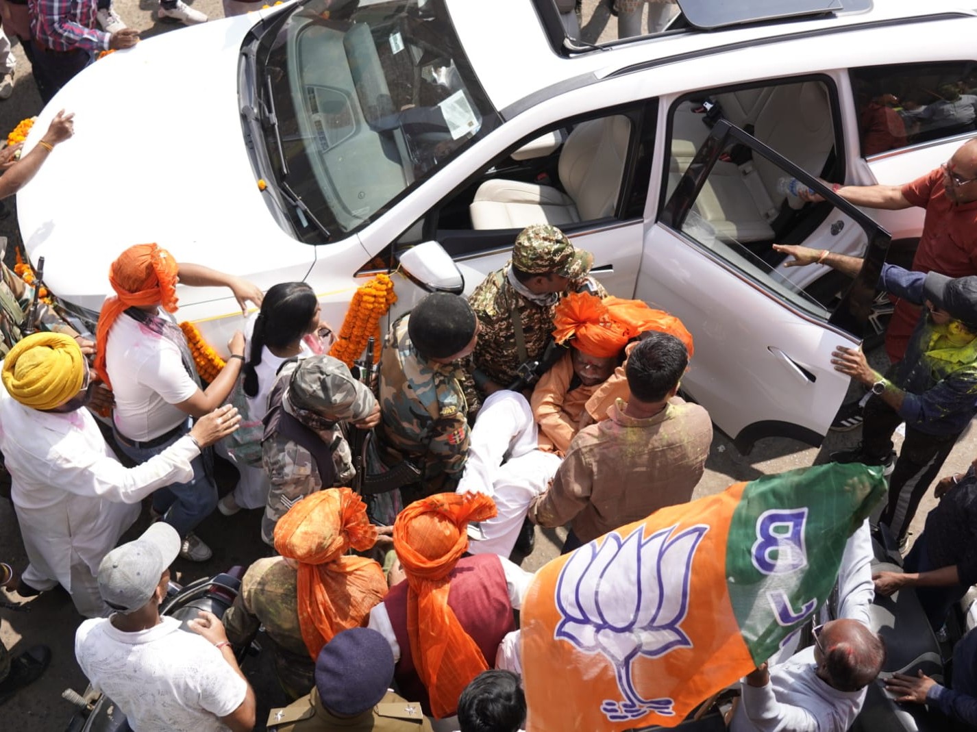 सुरक्षाकर्मियों और कार्यकर्ताओं ने तुरंत उन्हें संभाला और डॉ. राहुल अग्रवाल के अस्पताल पहुंचाया।