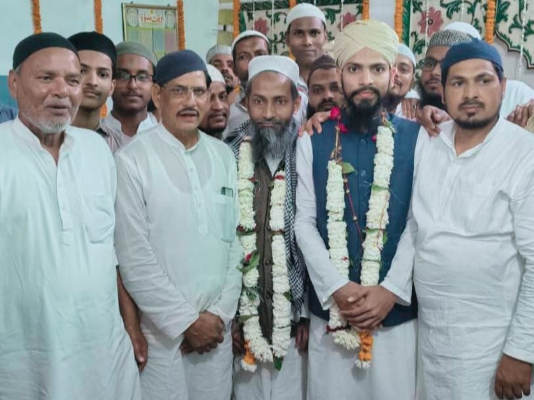 Bhadohi Maulana Completes Tarawih Namaz | Azimullah Chauraha Masjid
