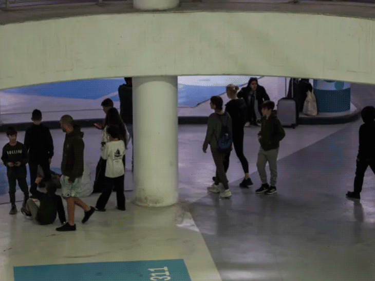 इजराइल की राजधानी तेल अवीव में लोगों को बंकर में शिफ्ट किया गया है।