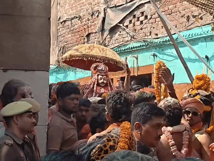 मणिकर्णिका घाट पर नागा साधु चिता की भस्म से होली खेलते हुए